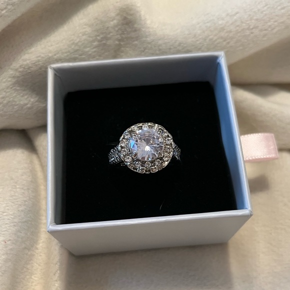 SPARKLING FASHION RING | SIZE 8 - Picture 11 of 13